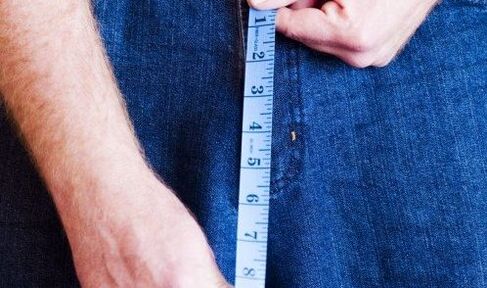 Der Mensch misst die Länge des Penis