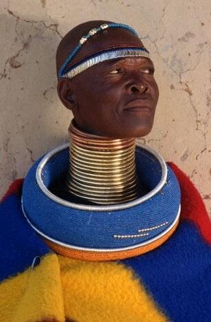 Ringe zum Strecken des Halses eines Mannes eines afrikanischen Stammes