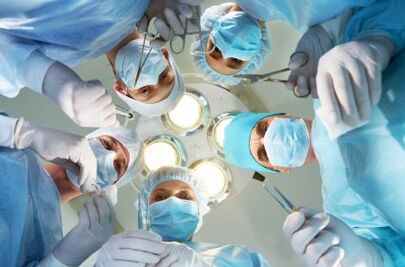 Chirurgen führen eine Operation zur Penisvergrößerung durch
